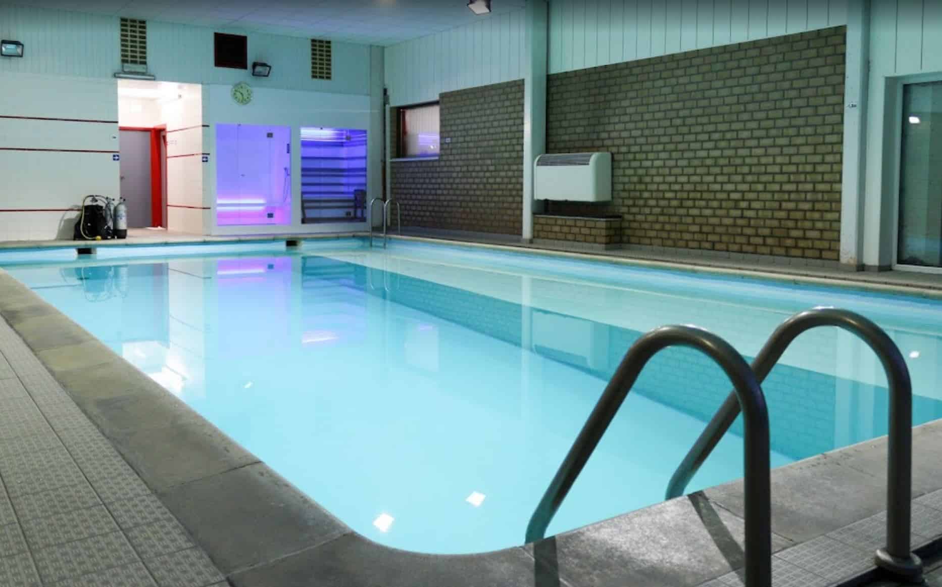 Zwembad at night Aqualand fit & sports center
